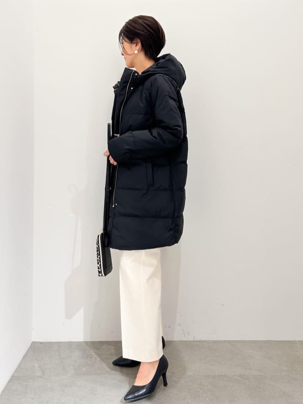 ブラック系のパンプス、ホワイト系のその他パンツ、ブラウン系のTシャツ/カットソーを着用したレディースの秋コーディネートの2枚目の写真