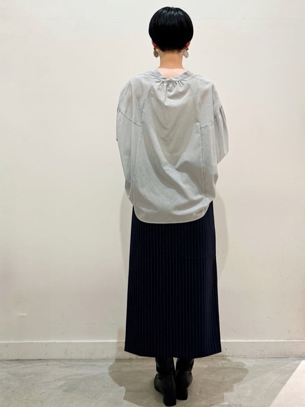 グリーン系のシャツ/ブラウス、ブルー系のスカート、ブラック系のトートバッグを着用したレディースの夏コーディネートの4枚目の写真