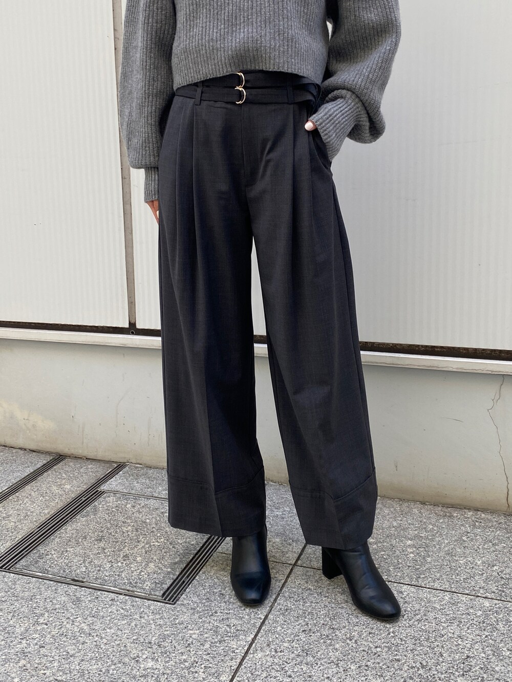 グレー系のその他パンツ、グレー系のニット/セーター、ブラック系のブーツを着用したレディースの秋コーディネートの4枚目の写真