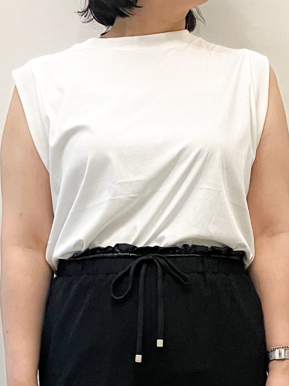 ホワイト系のTシャツ/カットソー、ブラック系のベスト、ブラック系のその他パンツを着用したレディースの夏コーディネートの9枚目の写真