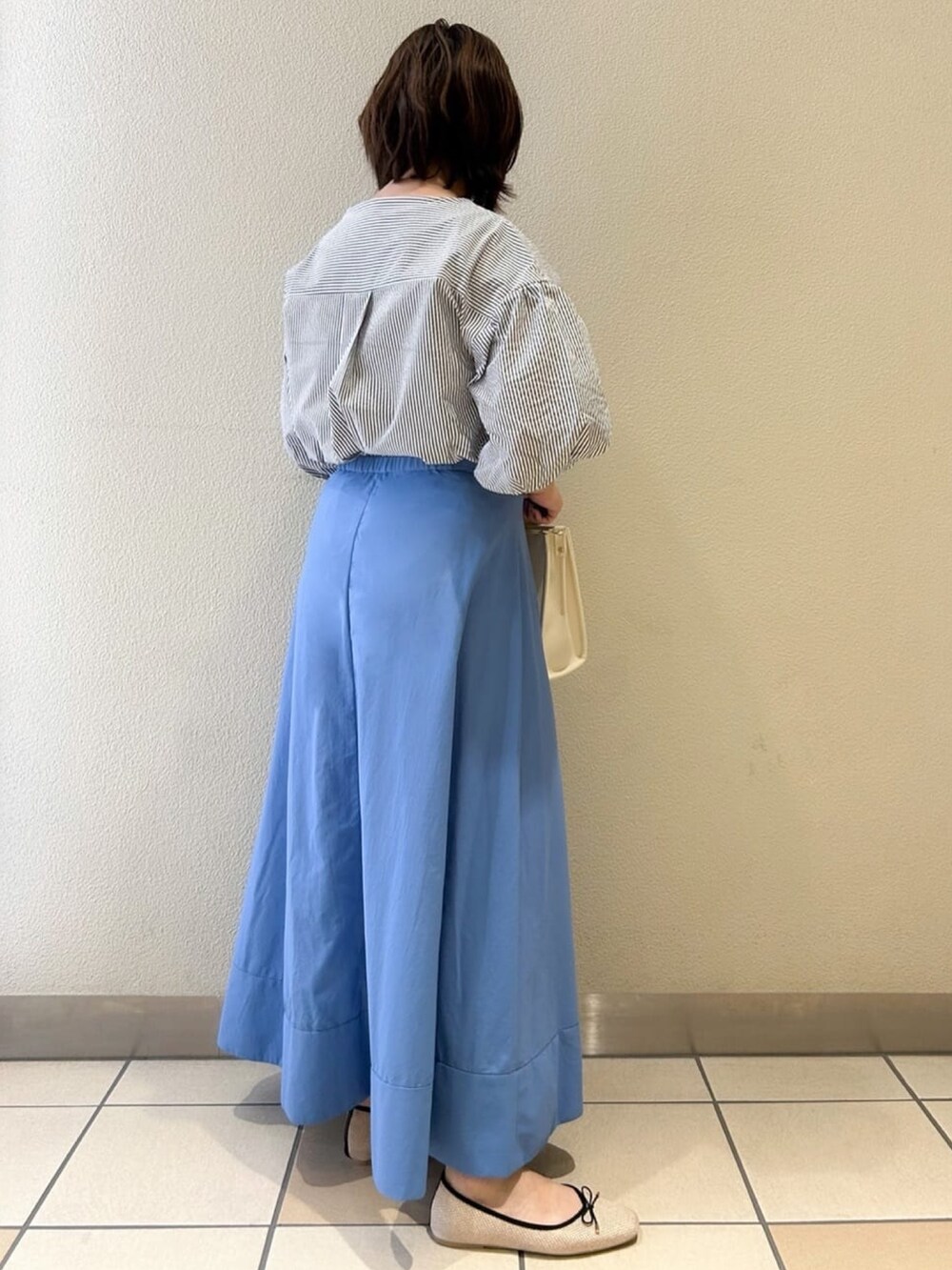 ホワイト系のシャツ/ブラウス、ベージュ系のその他シューズ、ホワイト系のトートバッグを着用したレディースの夏コーディネートの3枚目の写真