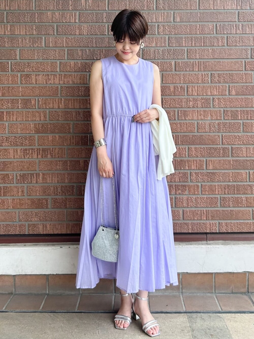 ホワイト系のカーディガン/ボレロ、パープル系のワンピース、ホワイト系のショルダーバッグを着用したレディースの夏コーディネートの4枚目の写真