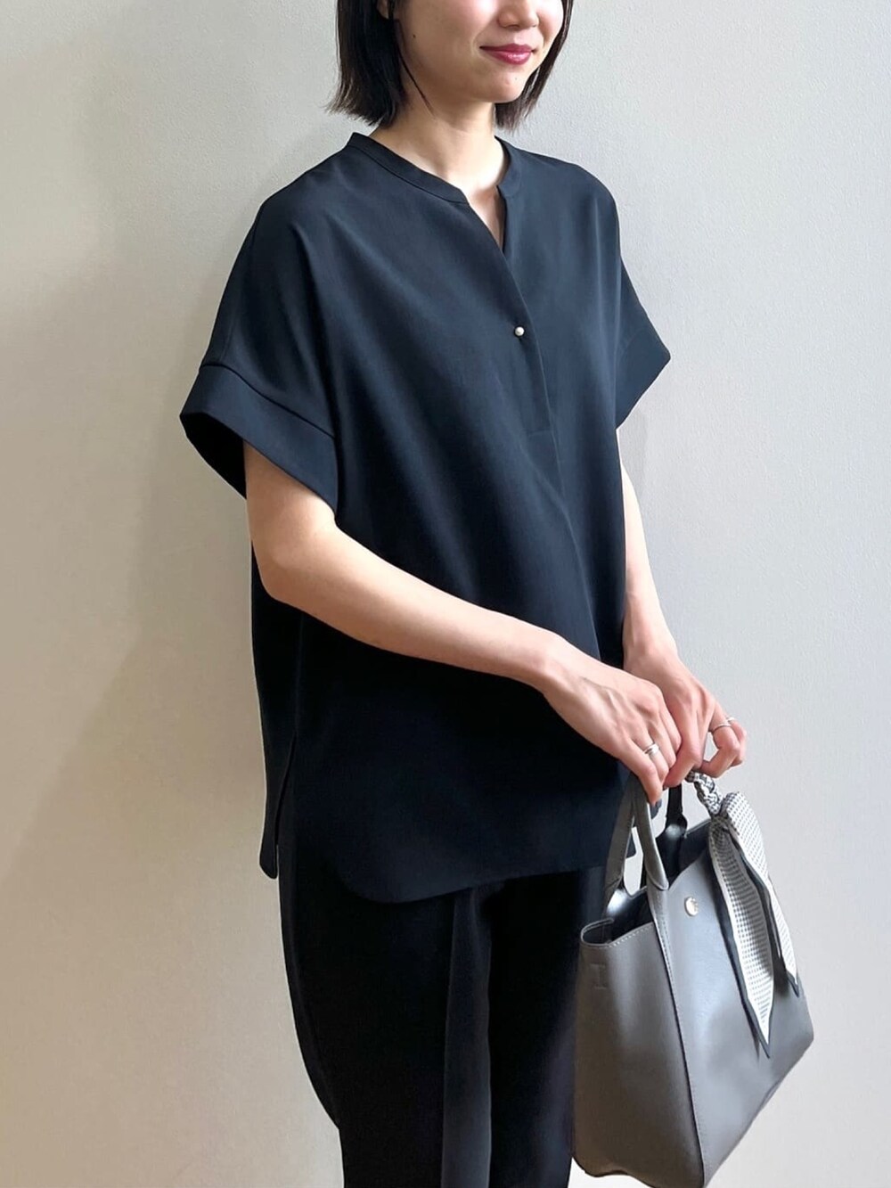 ブルー系のシャツ/ブラウス、ブルー系のその他パンツ、グレー系のトートバッグを着用したレディースの夏コーディネートの7枚目の写真