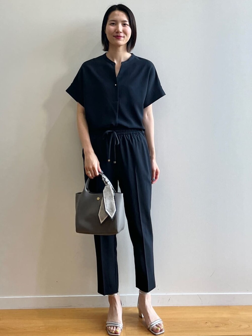 ブルー系のシャツ/ブラウス、ブルー系のその他パンツ、グレー系のトートバッグを着用したレディースの夏コーディネートの3枚目の写真