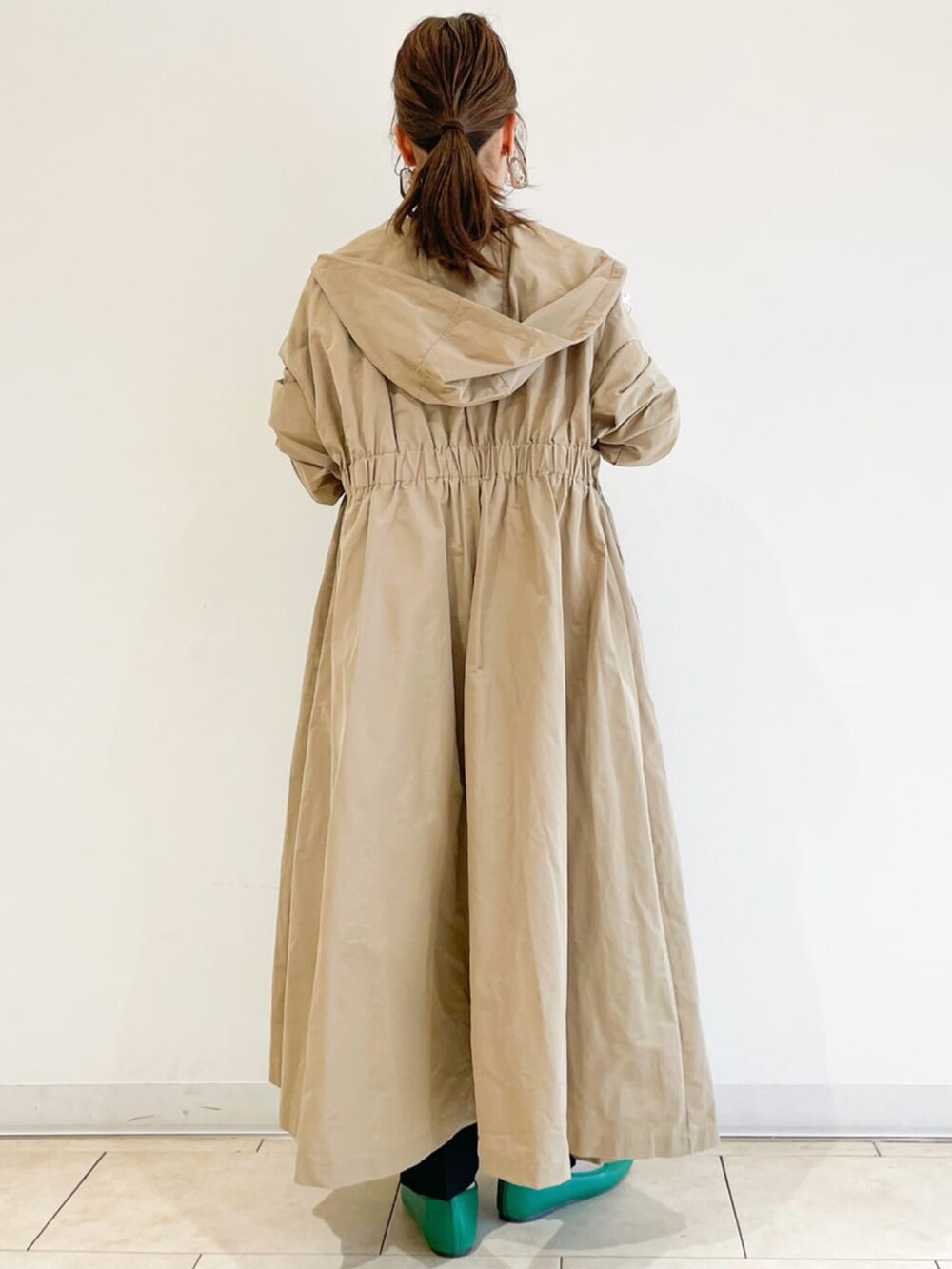 ベージュ系のブルゾン、グリーン系のTシャツ/カットソー、ブルー系のその他パンツを着用したレディースの春コーディネートの3枚目の写真