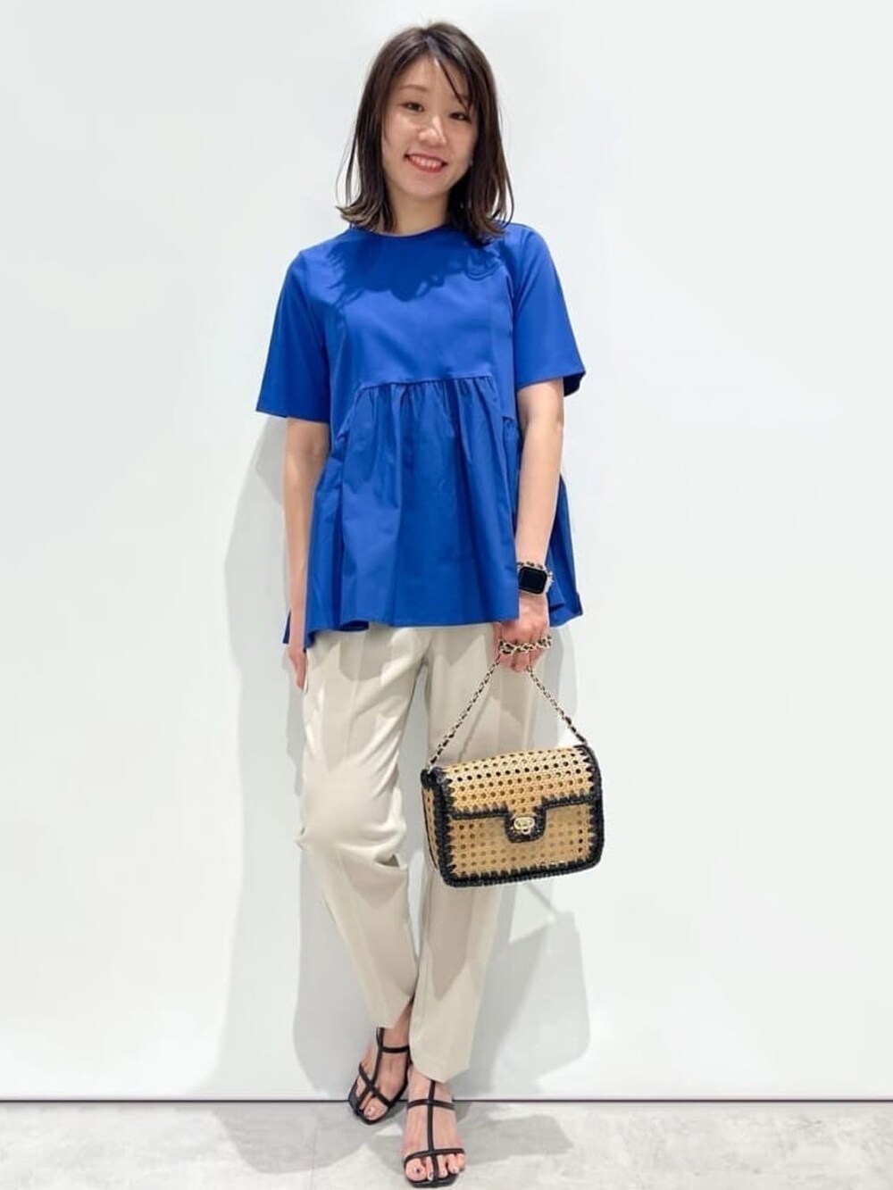 ブルー系のTシャツ/カットソー、ベージュ系のその他パンツを着用したレディースの春コーディネートの2枚目の写真