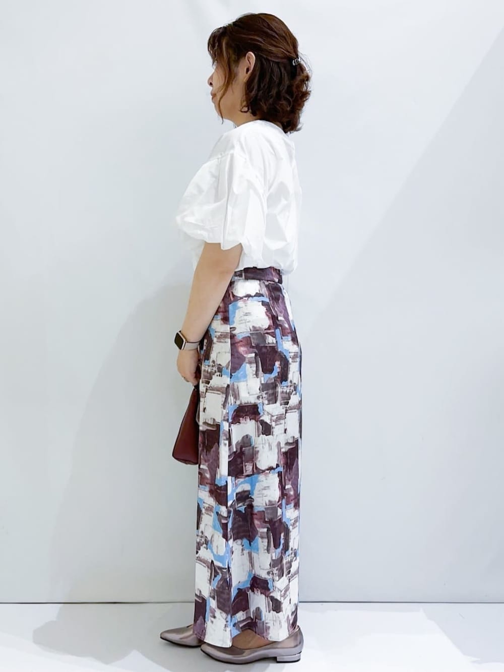 ホワイト系のシャツ/ブラウス、レッド系のスカート、レッド系のショルダーバッグを着用したレディースの夏コーディネートの3枚目の写真