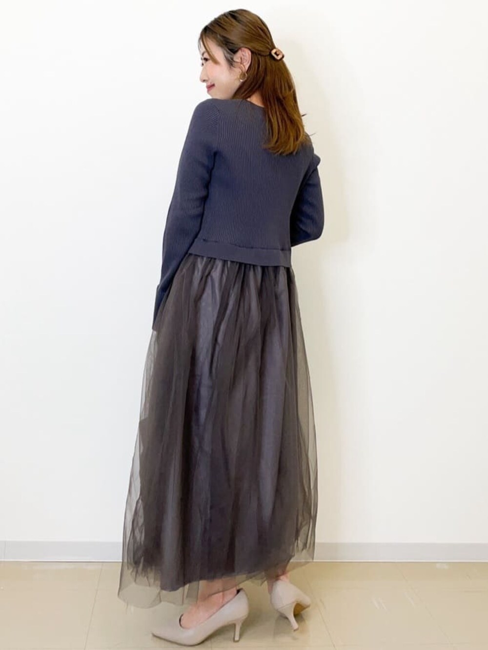 ブラック系のワンピース、ブラック系のショルダーバッグ、ベージュ系のパンプスを着用したレディースの春コーディネートの3枚目の写真