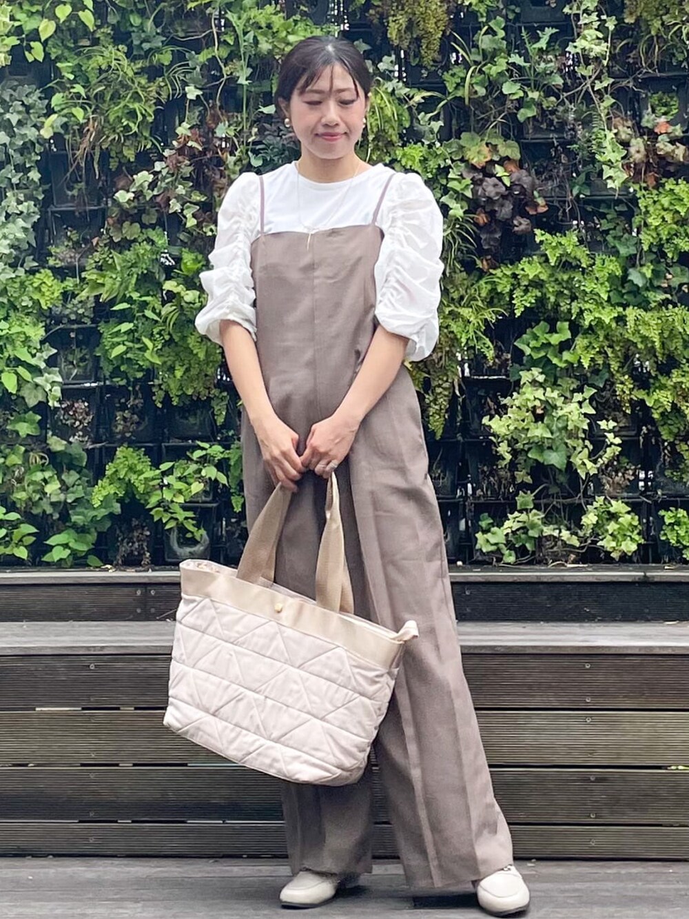 ベージュ系のトートバッグ、ベージュ系のドレスシューズ、ブラウン系のサロペット/オーバーオールを着用したレディースの秋コーディネートの5枚目の写真