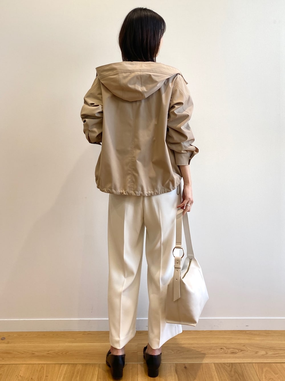 ホワイト系のその他パンツ、ホワイト系のその他シューズ、ブラック系のショルダーバッグを着用したレディースの春コーディネートの5枚目の写真