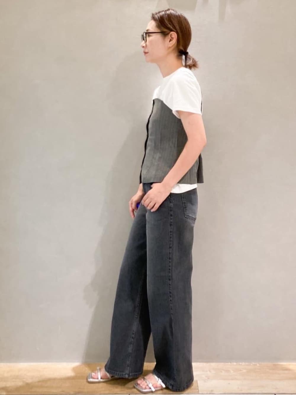 グレー系のタンクトップ、ホワイト系のTシャツ/カットソー、ブラック系のその他パンツを着用したレディースの夏コーディネートの3枚目の写真