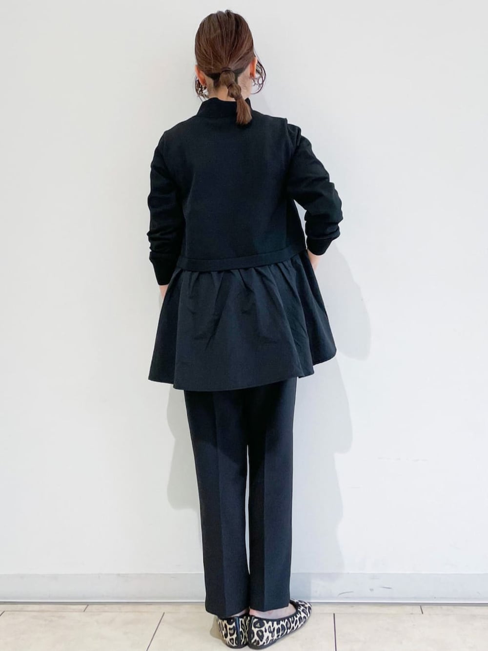 ブラック系のニット/セーター、グリーン系のトートバッグ、ブラウン系のその他シューズを着用したレディースの秋コーディネートの3枚目の写真