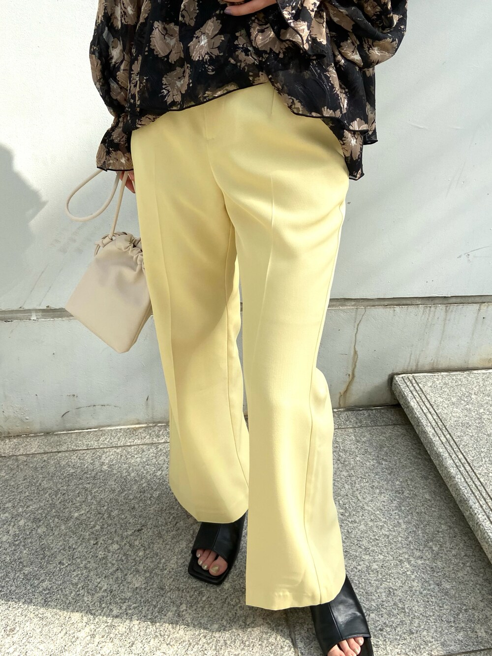 ブラック系のシャツ/ブラウス、イエロー系のその他パンツ、ブラック系のサンダルを着用したレディースの春コーディネートの3枚目の写真