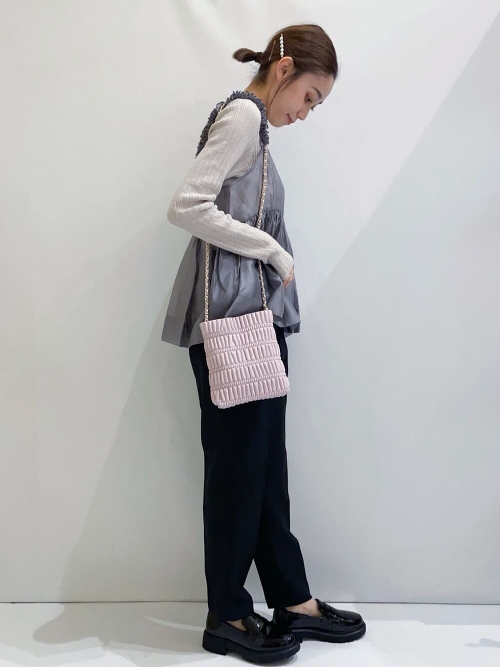 ブラック系のその他パンツ、ブラック系のパンプス、グレー系のタンクトップを着用したレディースの冬コーディネートの3枚目の写真