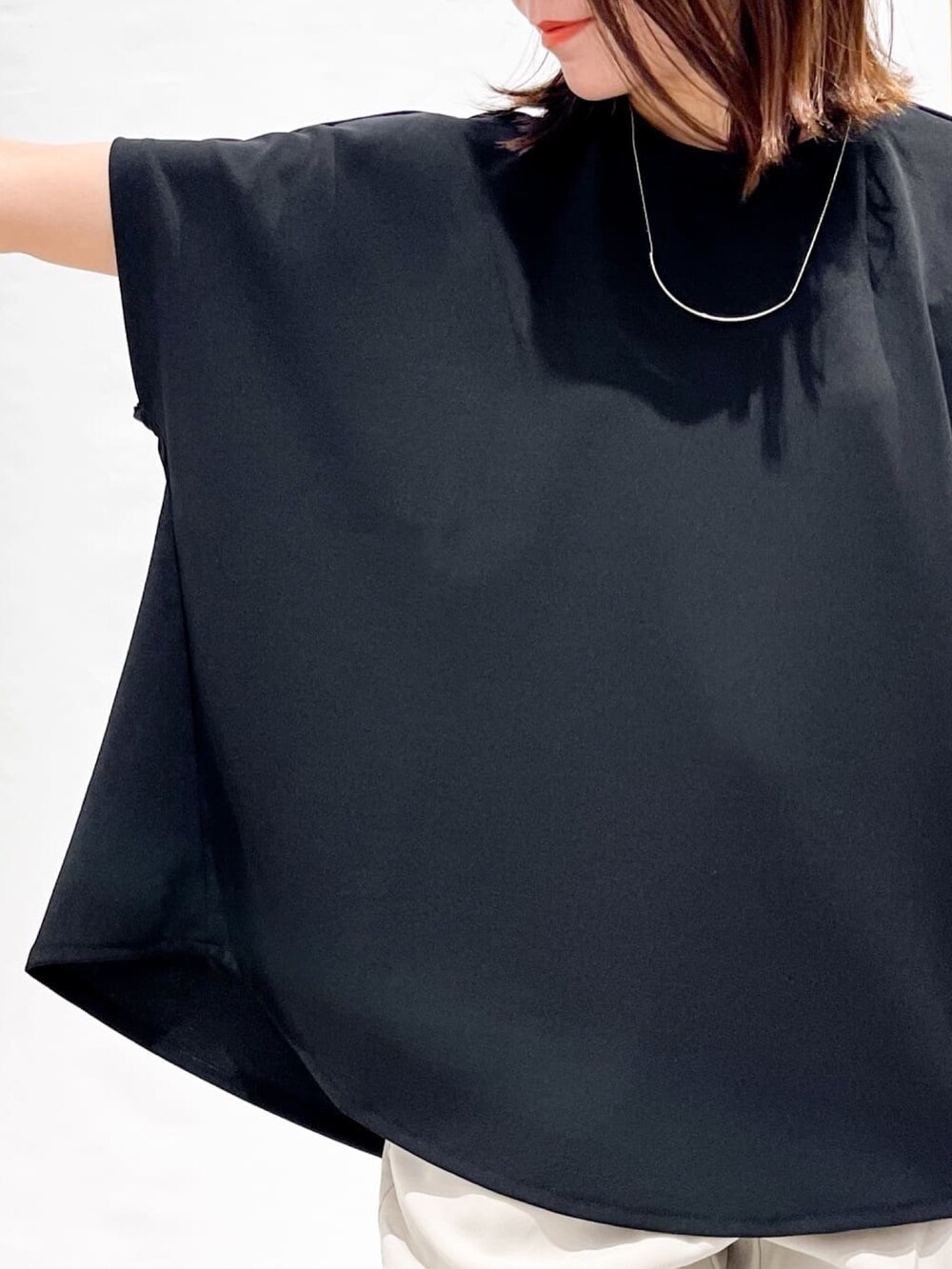 ブラック系のTシャツ/カットソー、グレー系のその他パンツ、シルバー系のサンダルを着用したレディースの春コーディネートの9枚目の写真