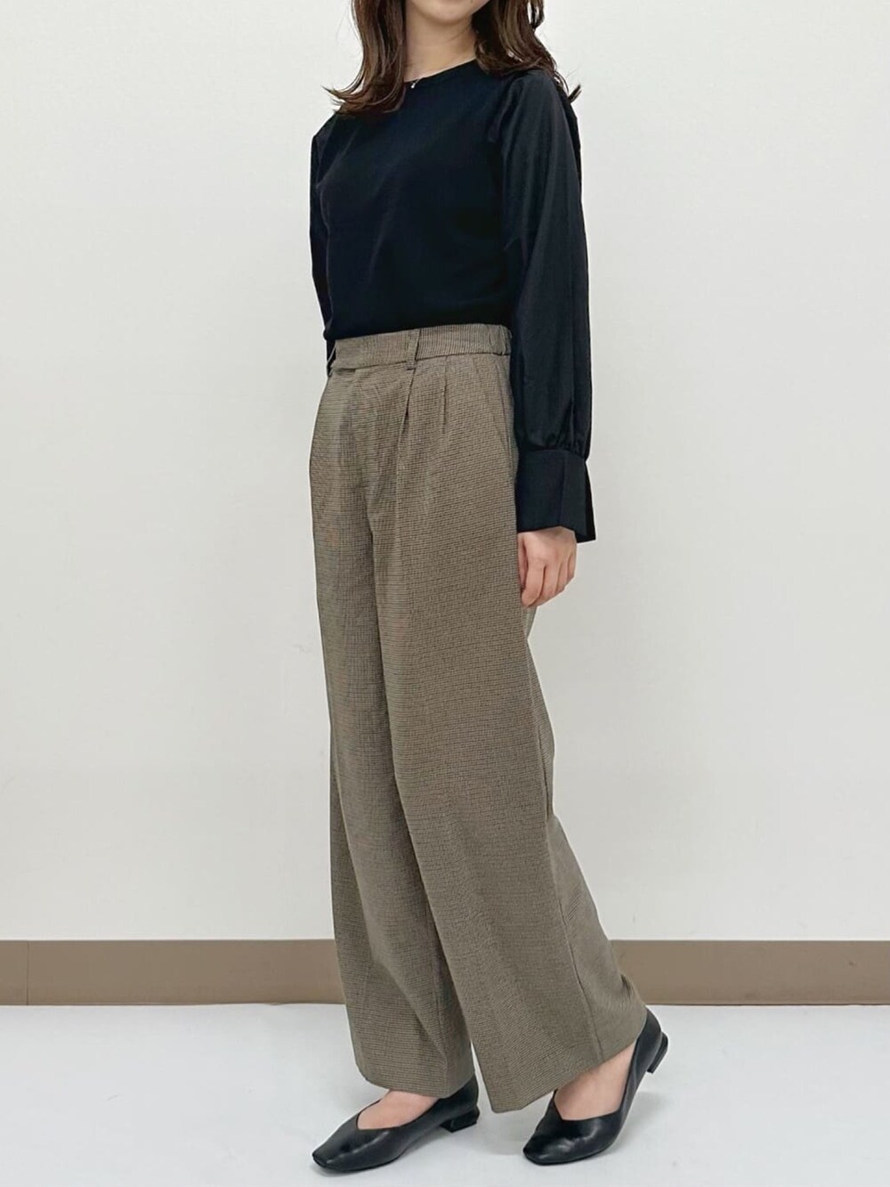 グリーン系のその他パンツ、ブラック系のニット/セーター、シルバー系のショルダーバッグを着用したレディースの秋コーディネートの2枚目の写真