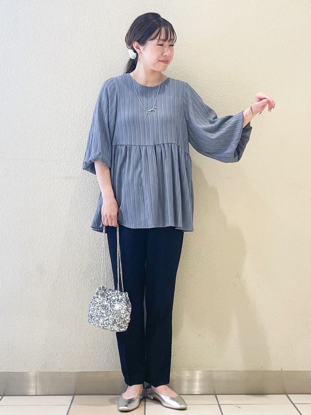 グレー系のショルダーバッグ、ブルー系のシャツ/ブラウス、ブラック系のその他パンツを着用したレディースの夏コーディネートの5枚目の写真