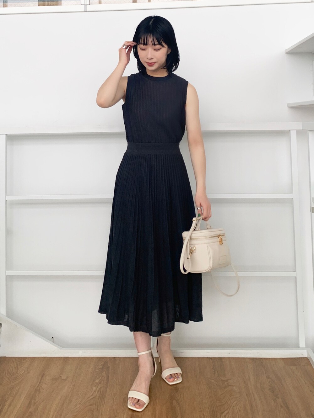 ホワイト系のサンダル、ホワイト系のショルダーバッグ、その他のワンピースを着用したレディースの春コーディネートの2枚目の写真