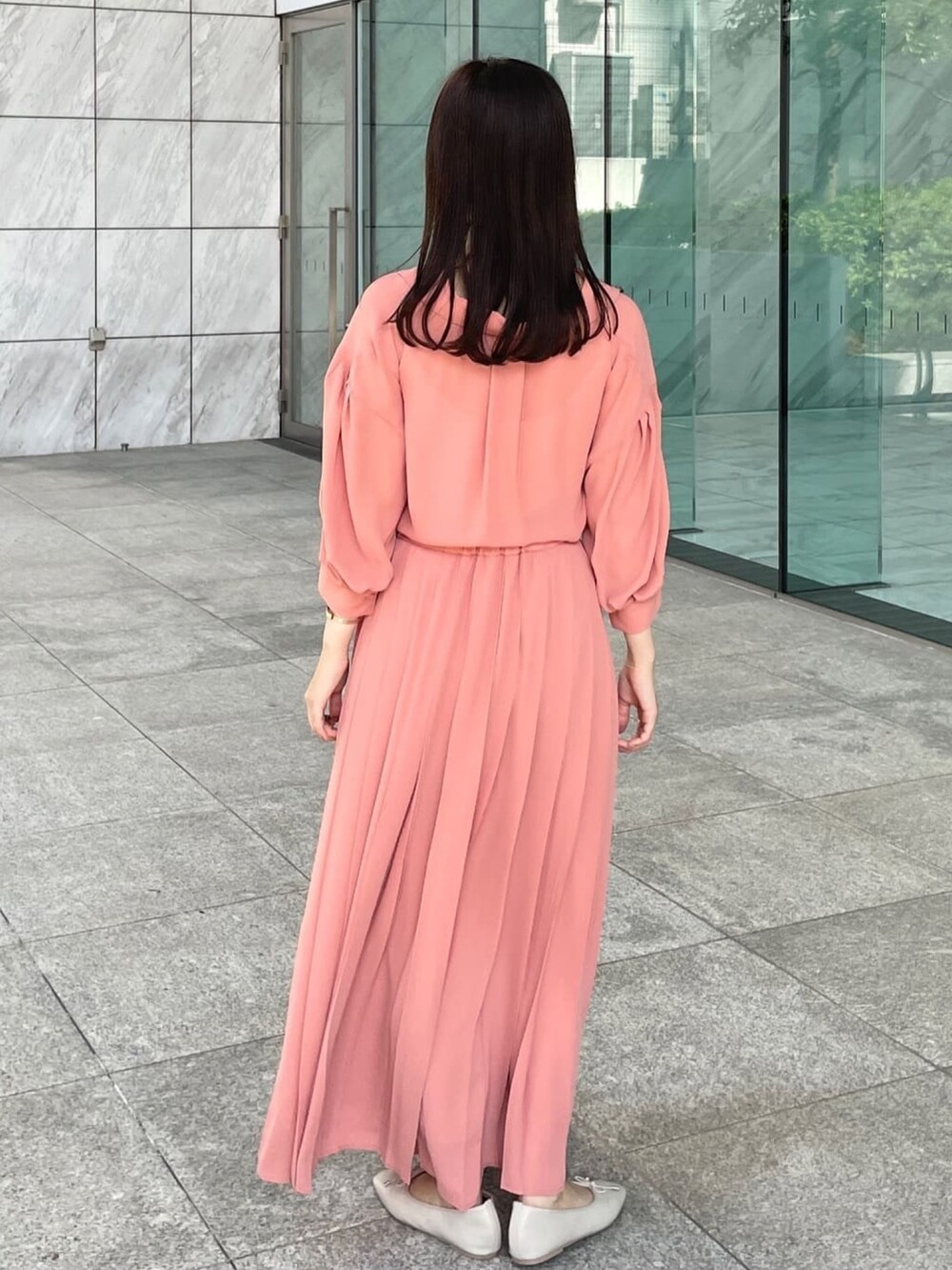 オレンジ系のシャツ/ブラウス、ベージュ系のその他シューズ、オレンジ系のスカートを着用したレディースの春コーディネートの6枚目の写真