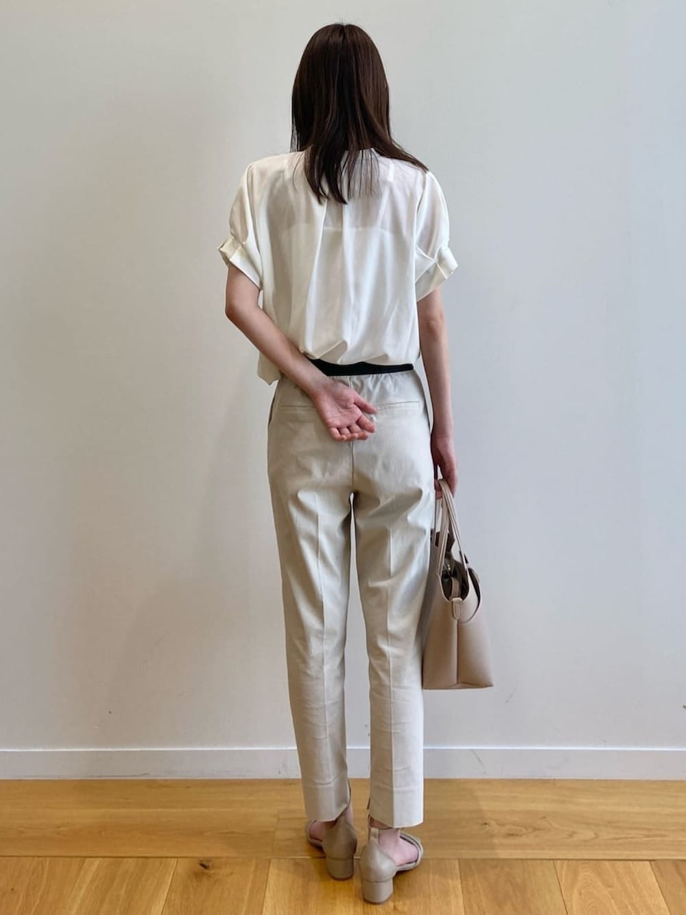 ホワイト系のシャツ/ブラウス、ベージュ系のその他パンツ、ベージュ系のトートバッグを着用したレディースの夏コーディネートの4枚目の写真
