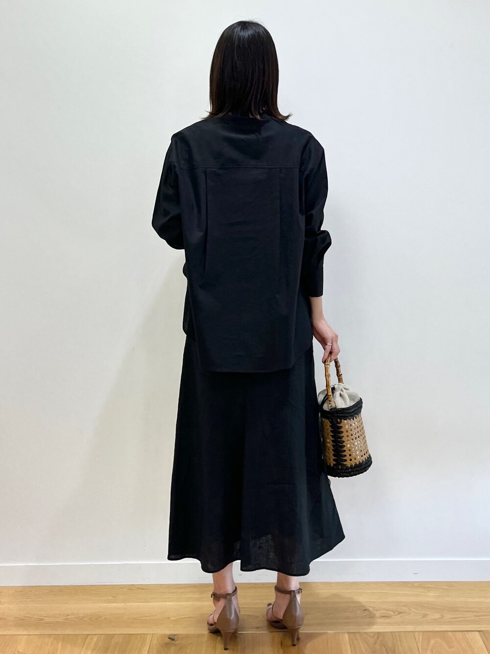 ブラウン系のサンダル、ブラック系のシャツ/ブラウス、ブラック系のトートバッグを着用したレディースの春コーディネートの4枚目の写真