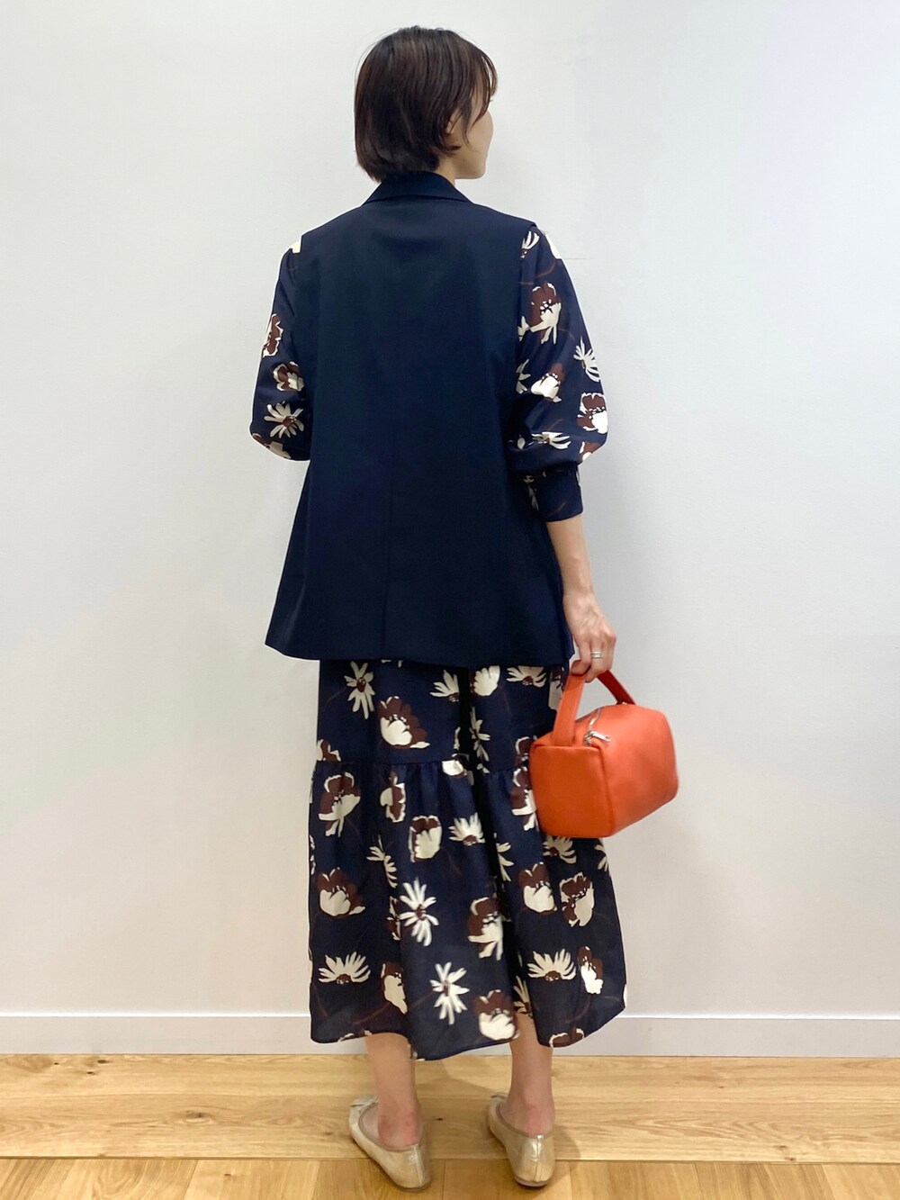 ブルー系のベスト、ブルー系のワンピース、ゴールド系のその他シューズを着用したレディースの夏コーディネートの3枚目の写真