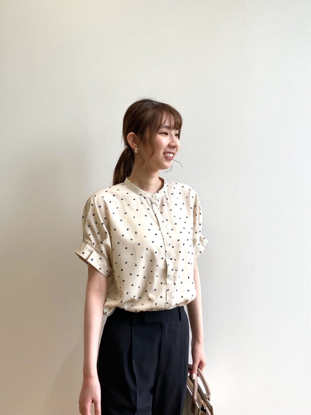 ベージュ系のシャツ/ブラウス、ブラック系のその他パンツ、ベージュ系のハンドバッグを着用したレディースの夏コーディネートの8枚目の写真