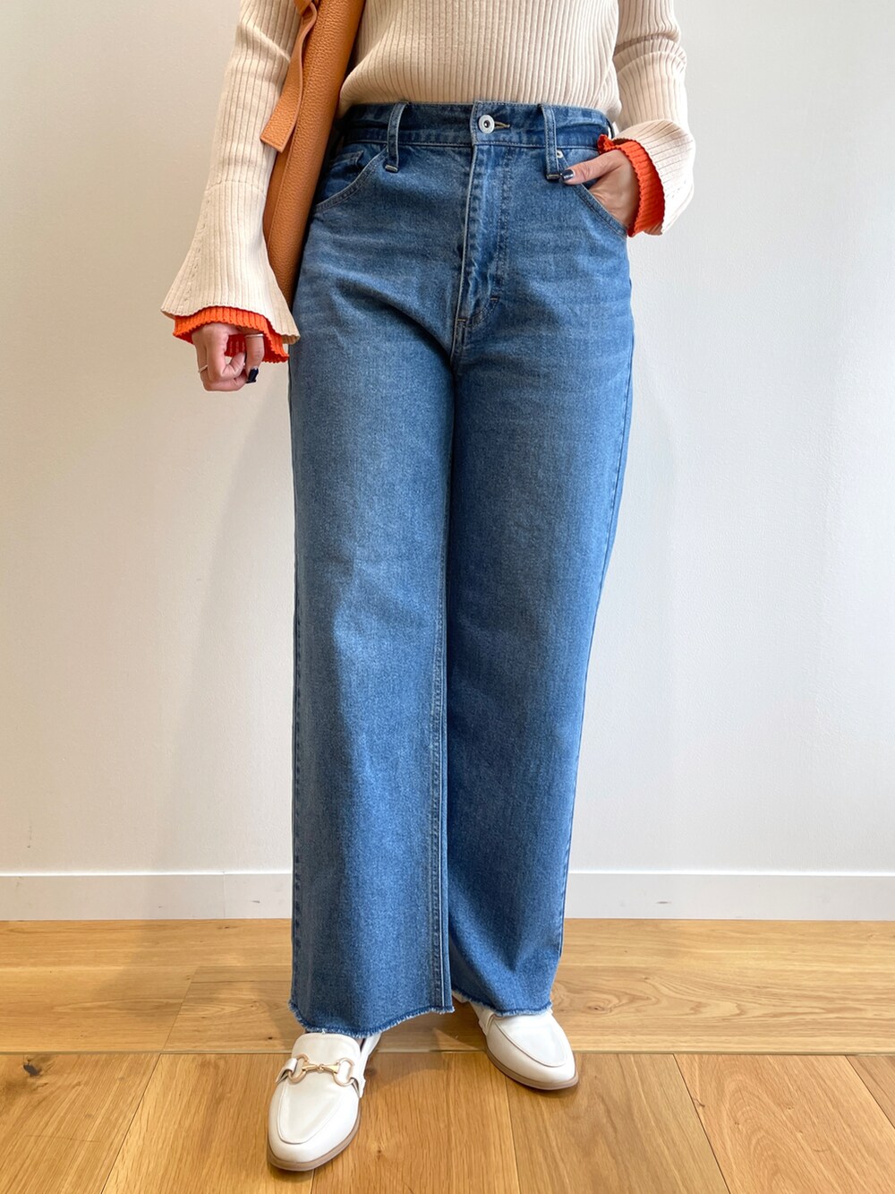 ベージュ系のニット/セーター、ブルー系のデニムパンツ、ホワイト系のその他シューズを着用したレディースの冬コーディネートの5枚目の写真