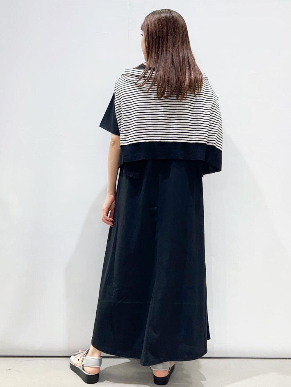 ブラック系のワンピース、グレー系のサンダル、ホワイト系のカーディガン/ボレロを着用したレディースの春コーディネートの3枚目の写真