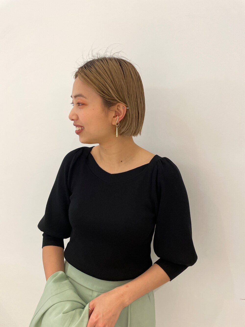 ブラック系のニット/セーター、グリーン系のテーラードジャケット、グリーン系のその他パンツを着用したレディースの春コーディネートの4枚目の写真