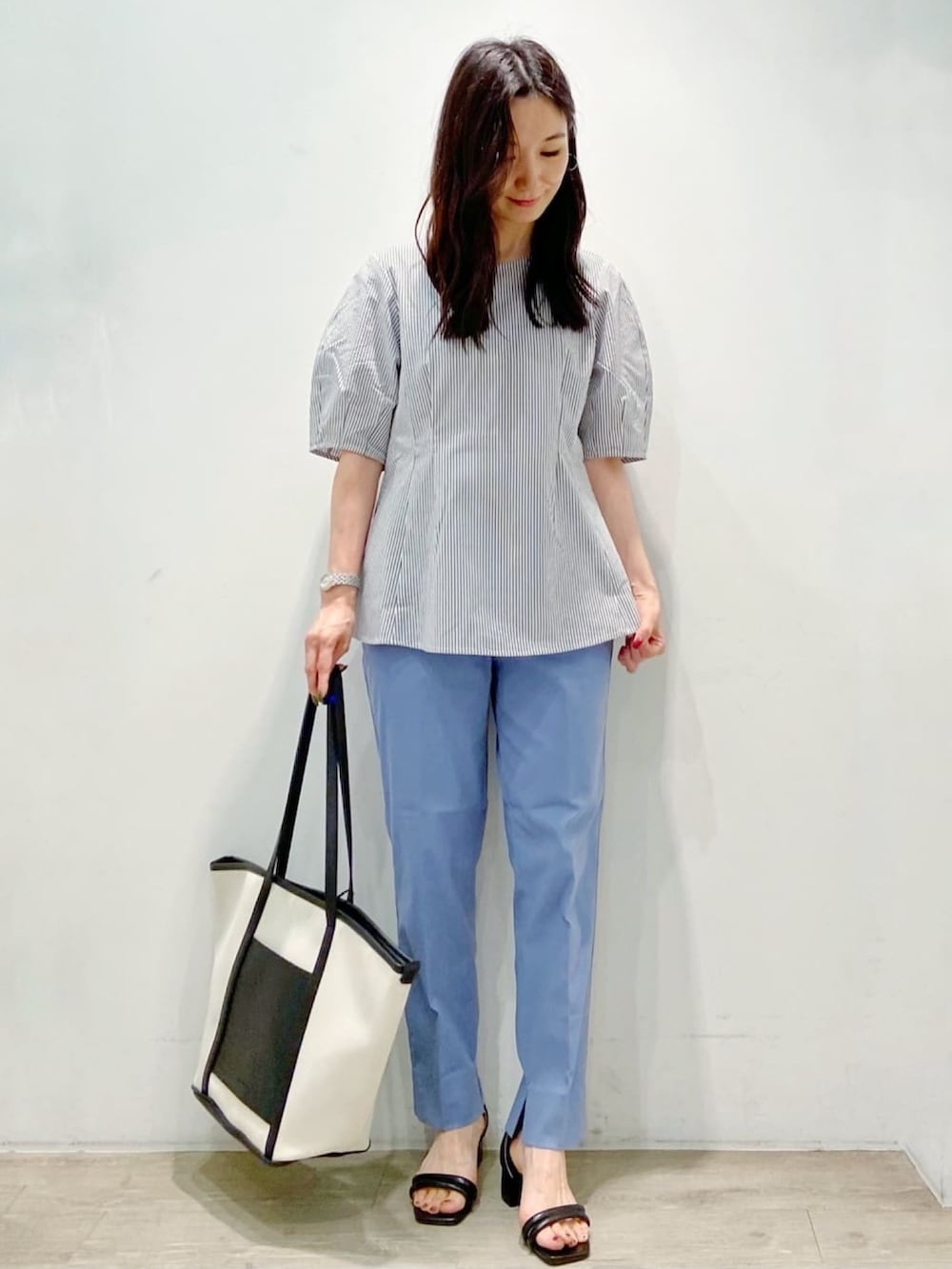 ホワイト系のシャツ/ブラウス、ブルー系のその他パンツ、ブラック系のサンダルを着用したレディースの夏コーディネートの4枚目の写真