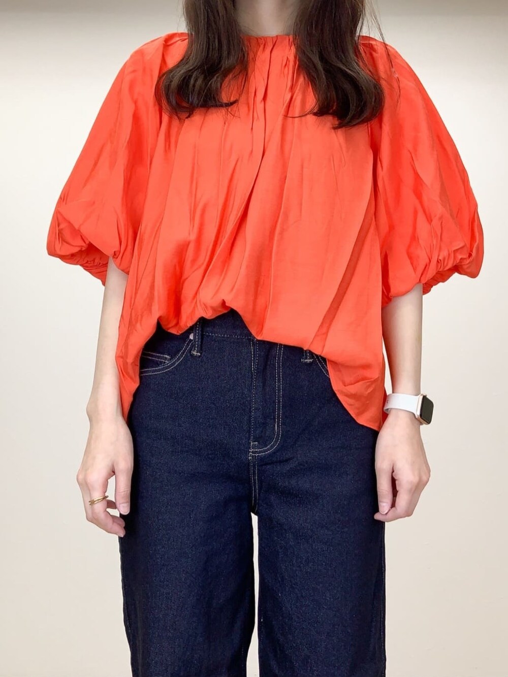 オレンジ系のシャツ/ブラウス、ブルー系のデニムパンツ、ベージュ系のその他シューズを着用したレディースの春コーディネートの4枚目の写真