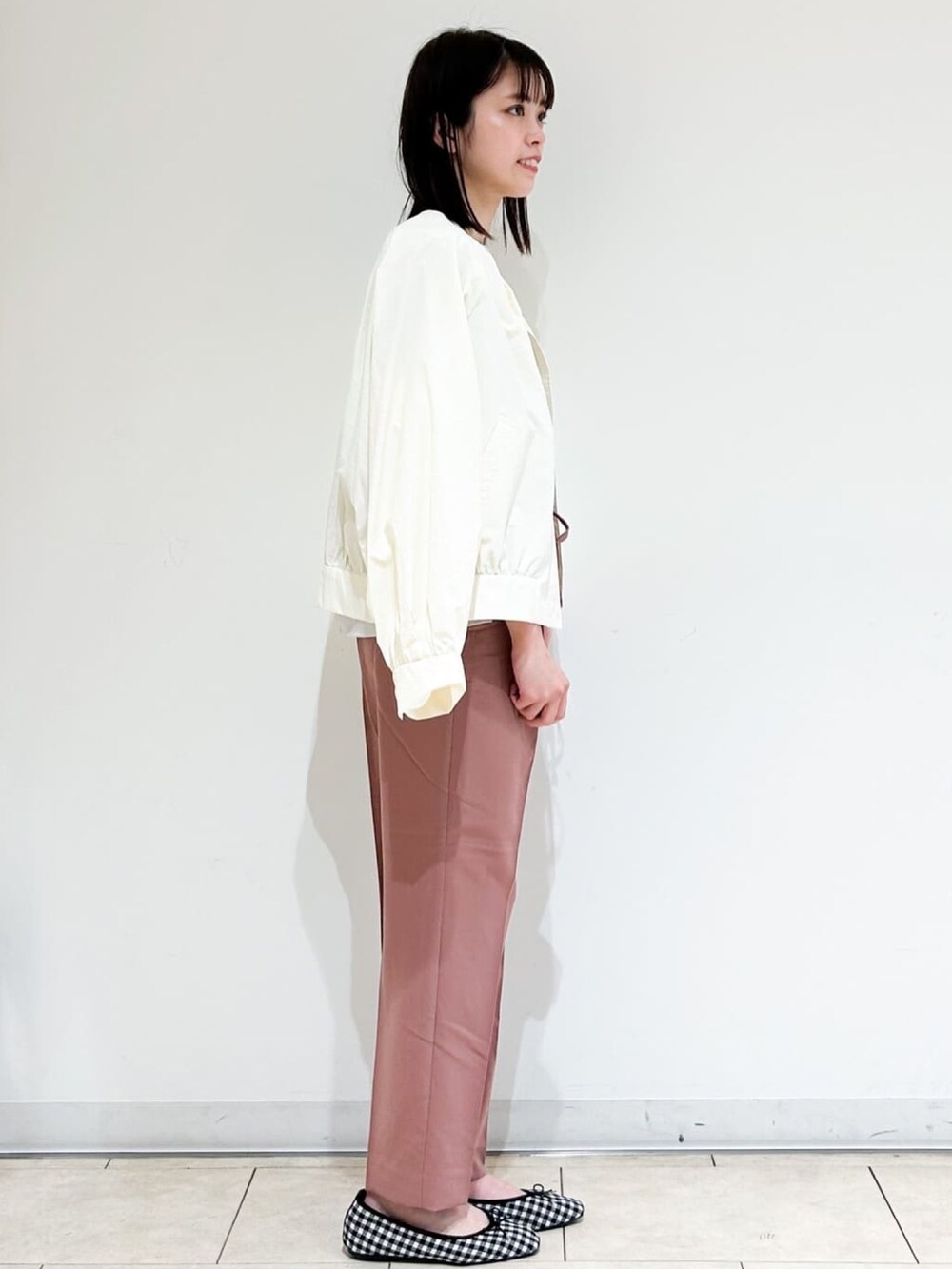 グレー系のシャツ/ブラウス、ホワイト系のブルゾン、ピンク系のその他パンツを着用したレディースの春コーディネートの2枚目の写真