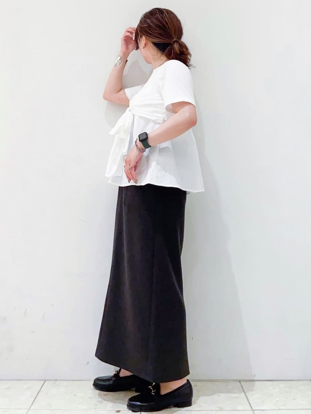 ホワイト系のTシャツ/カットソー、グレー系のスカート、シルバー系のトートバッグを着用したレディースの夏コーディネートの4枚目の写真