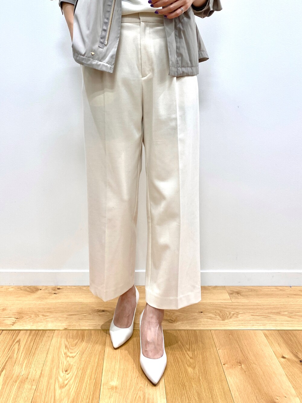 ベージュ系のブルゾン、ホワイト系のニット/セーター、ホワイト系のその他パンツを着用したレディースの秋コーディネートの5枚目の写真