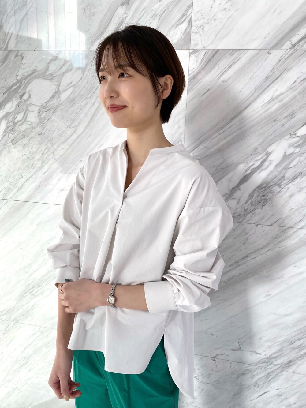 ホワイト系のシャツ/ブラウス、グリーン系のその他パンツ、ベージュ系のサンダルを着用したレディースの春コーディネートの2枚目の写真