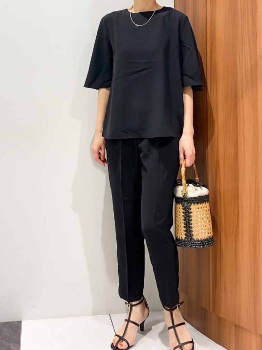 ブラック系のその他パンツ、ブラック系のシャツ/ブラウス、ホワイト系のカーディガン/ボレロを着用したレディースの春コーディネートの3枚目の写真