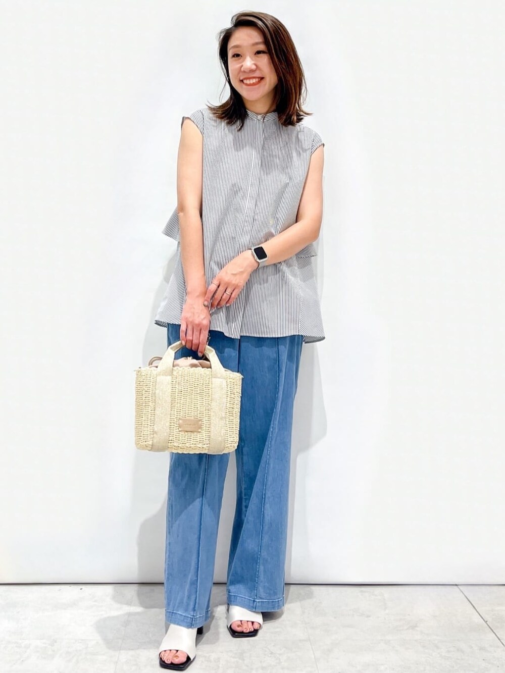 ホワイト系のシャツ/ブラウス、ホワイト系のサンダル、ゴールド系のショルダーバッグを着用したレディースの夏コーディネートの5枚目の写真