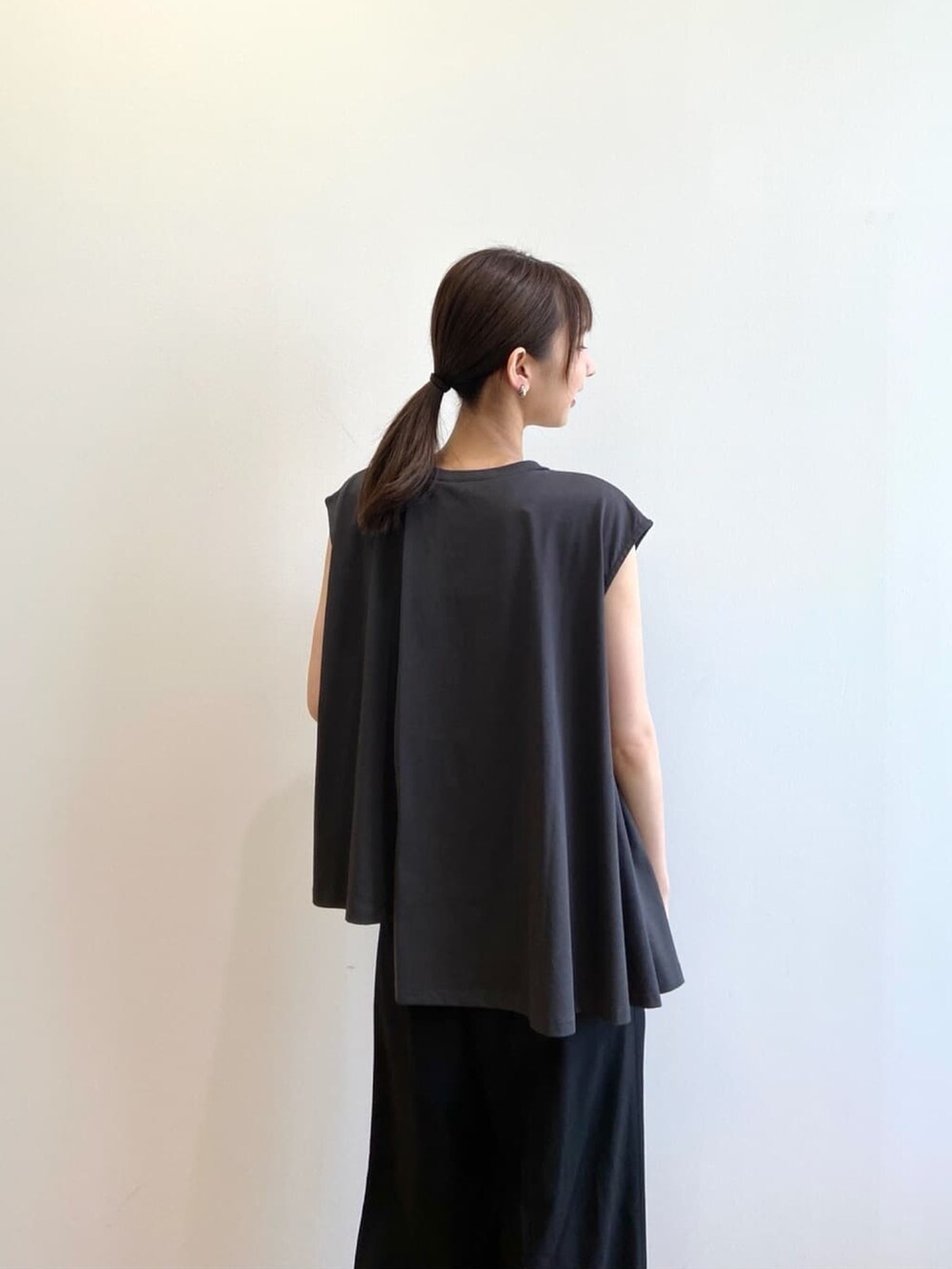 グレー系のTシャツ/カットソー、ブラック系のその他パンツ、シルバー系のサンダルを着用したレディースの夏コーディネートの7枚目の写真