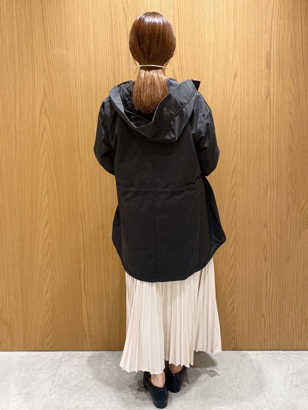 ホワイト系のスカート、グレー系のブルゾン、ブルー系のTシャツ/カットソーを着用したレディースの秋コーディネートの3枚目の写真