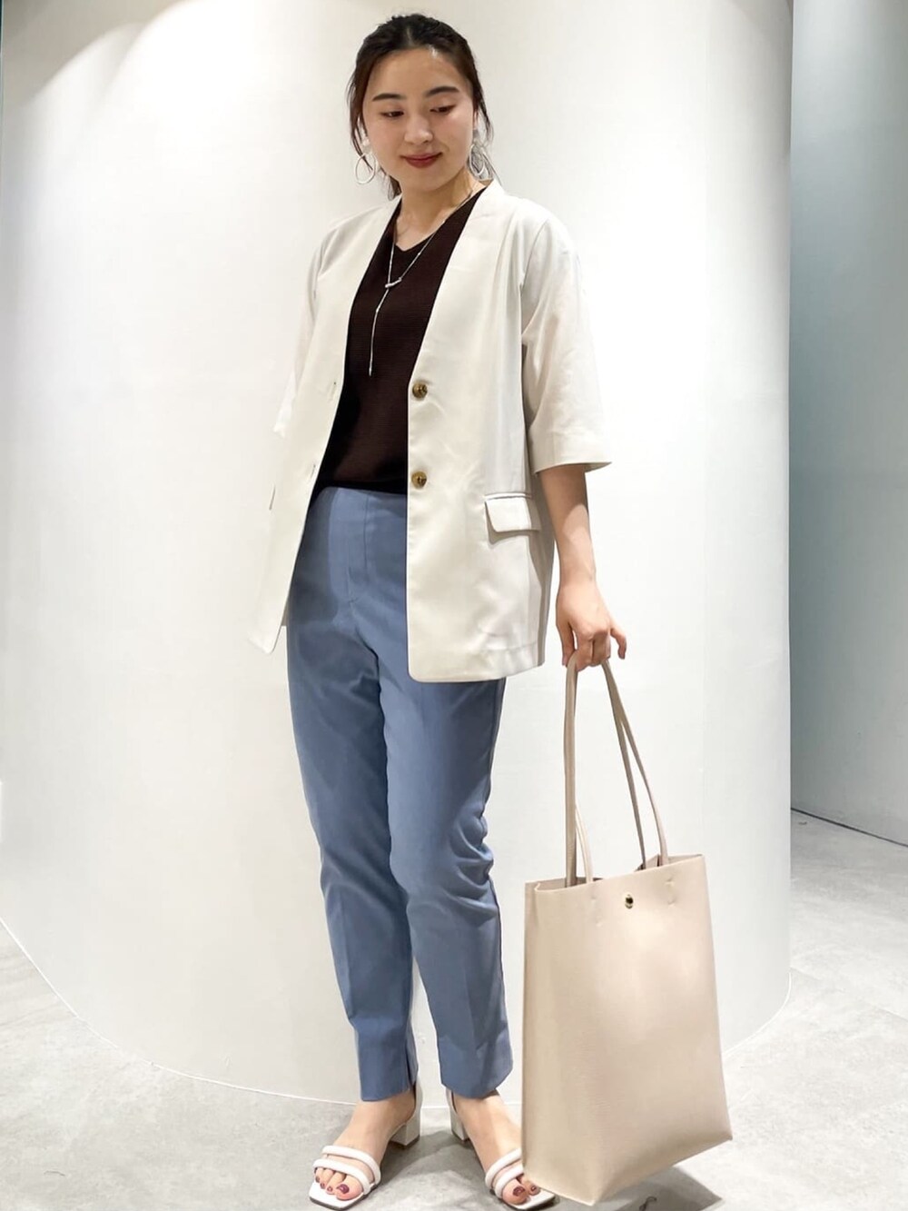 ブルー系のその他パンツ、ベージュ系のトートバッグ、ベージュ系のノーカラージャケットを着用したレディースの夏コーディネートの3枚目の写真