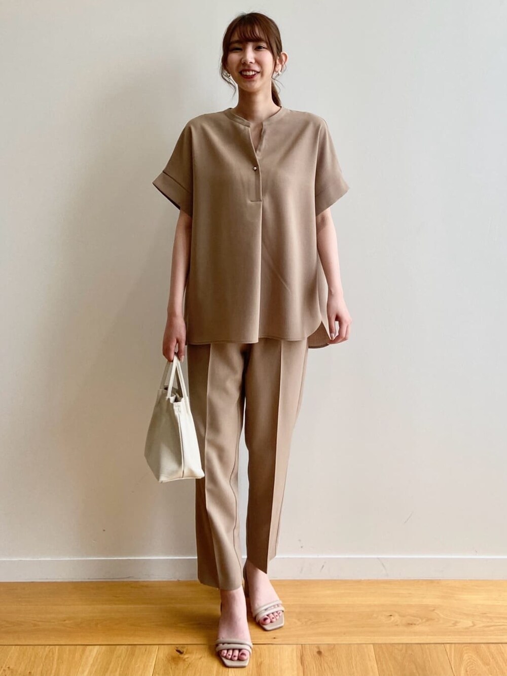 イエロー系のシャツ/ブラウス、イエロー系のその他パンツ、ベージュ系のサンダルを着用したレディースの夏コーディネートの3枚目の写真