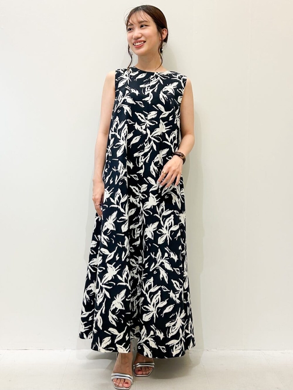 ホワイト系のカーディガン/ボレロ、ブルー系のワンピース、シルバー系のサンダルを着用したレディースの夏コーディネートの5枚目の写真