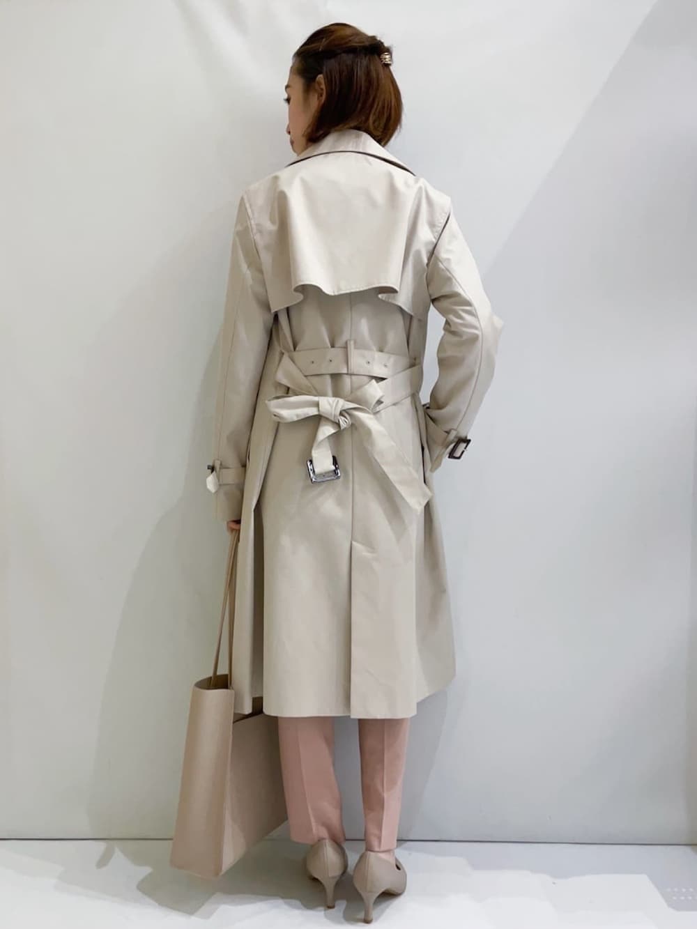 ピンク系のその他パンツ、ホワイト系のシャツ/ブラウス、ベージュ系のトレンチコートを着用したレディースの春コーディネートの3枚目の写真