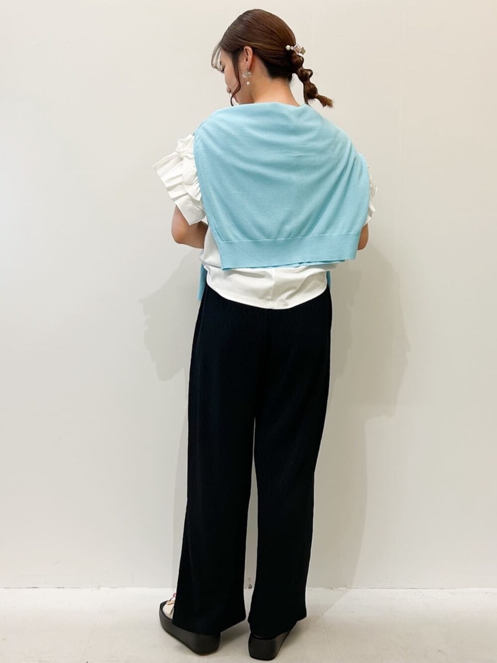 ホワイト系のTシャツ/カットソー、ブルー系のカーディガン/ボレロ、ブラック系のその他パンツを着用したレディースの夏コーディネートの3枚目の写真