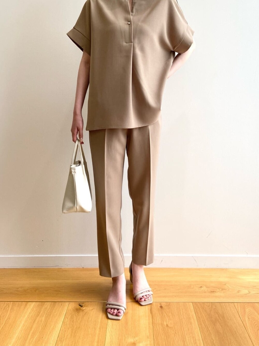 イエロー系のシャツ/ブラウス、イエロー系のその他パンツ、ベージュ系のサンダルを着用したレディースの夏コーディネートの8枚目の写真