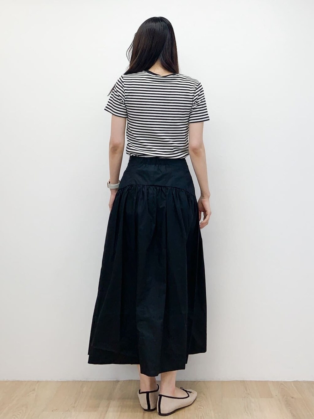 ピンク系のカーディガン/ボレロ、ブラック系のスカート、ベージュ系のその他シューズを着用したレディースの春コーディネートの5枚目の写真