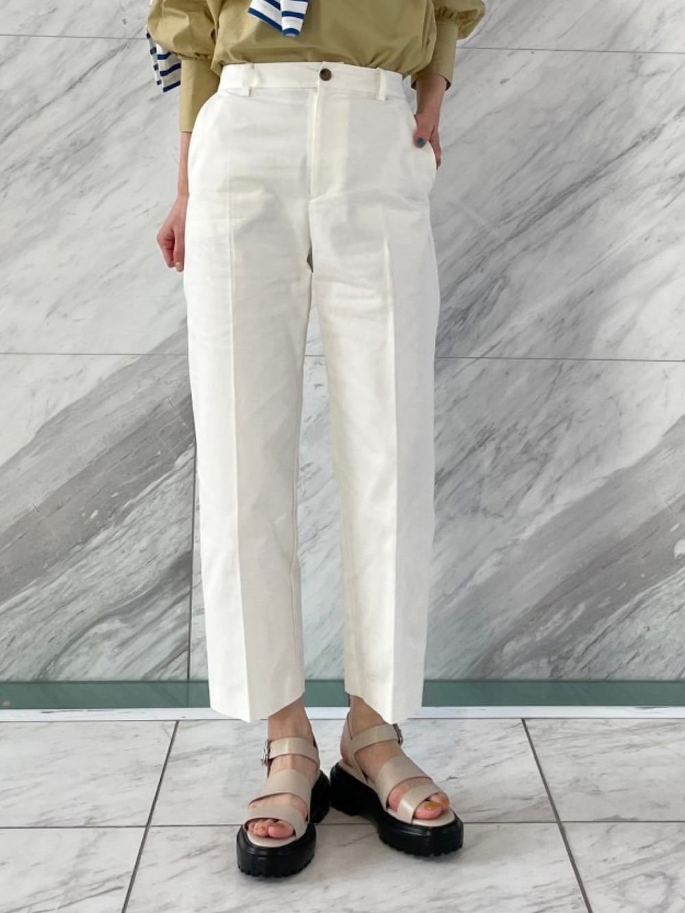 ベージュ系のシャツ/ブラウス、ホワイト系のその他パンツを着用したレディースの冬コーディネートの3枚目の写真