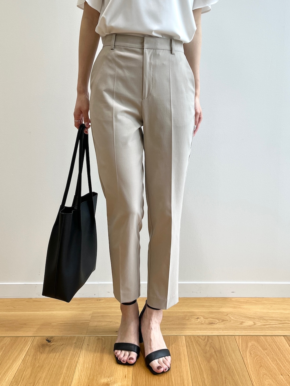 ホワイト系のシャツ/ブラウス、ベージュ系のその他パンツ、ブラック系のサンダルを着用したレディースの春コーディネートの5枚目の写真