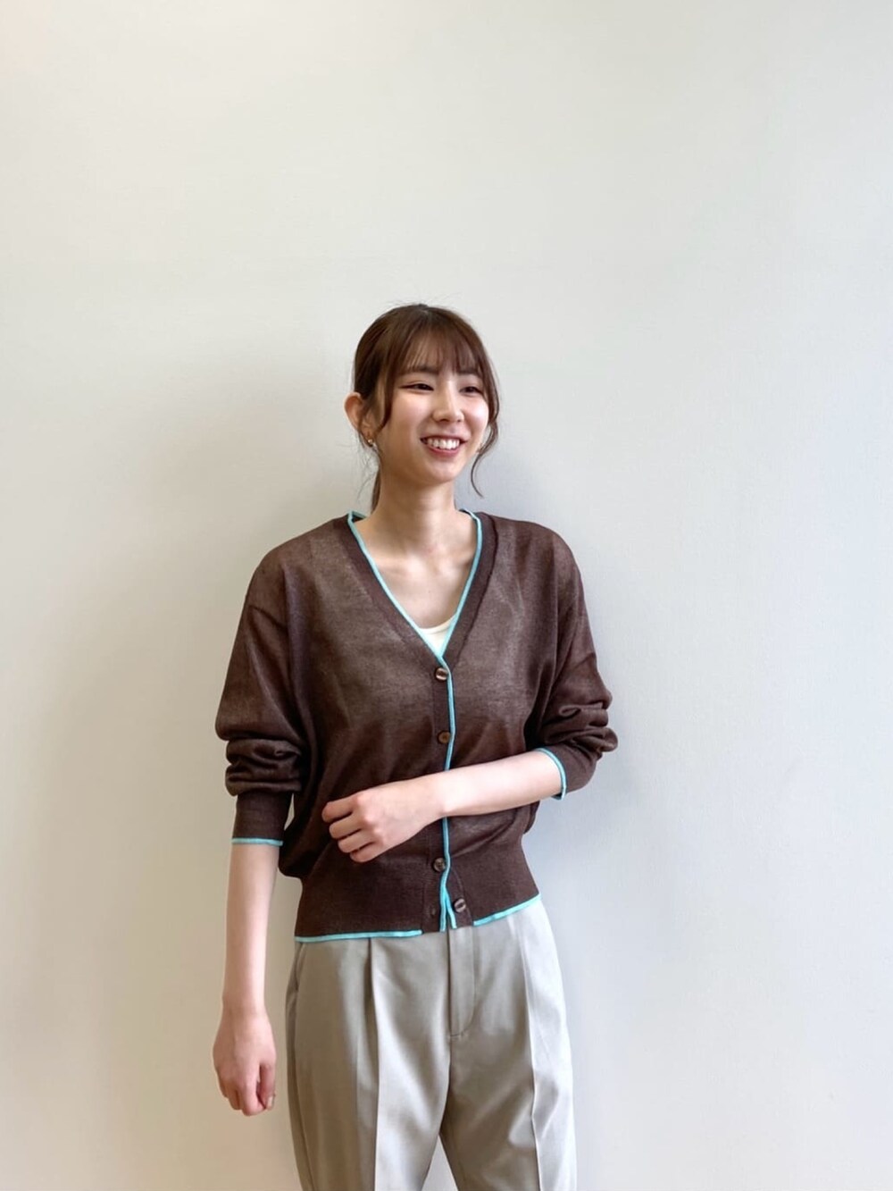 ブラウン系のカーディガン/ボレロ、グレー系のその他パンツ、ベージュ系のサンダルを着用したレディースの夏コーディネートの4枚目の写真